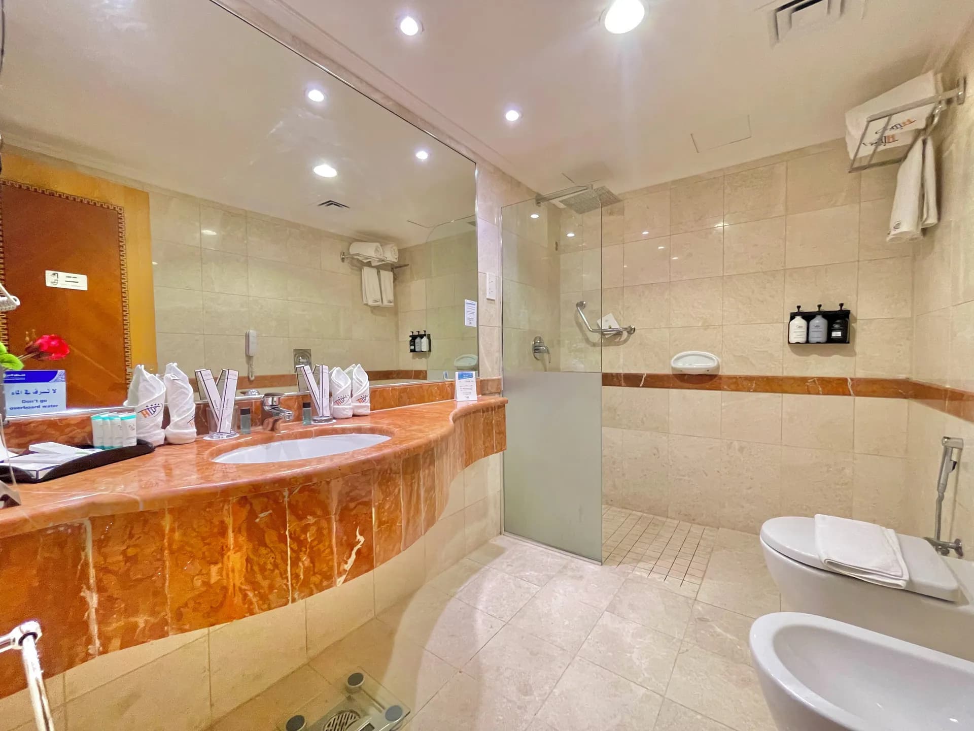 Al Ritz Al Madinah Hotel - Hair dryer, towels, slippers, soap