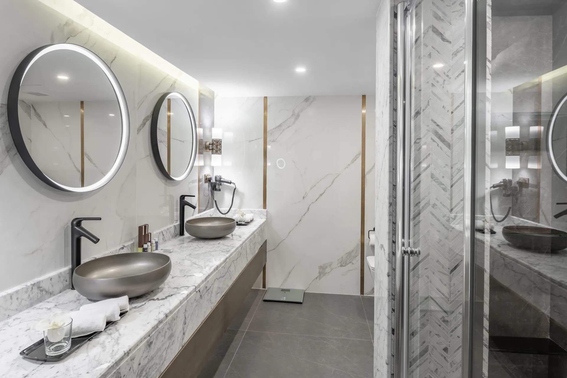 designer toiletries, Deep-soaking bathtub, rainfall showerhead at Makarem Ajyad Makkah Hotel