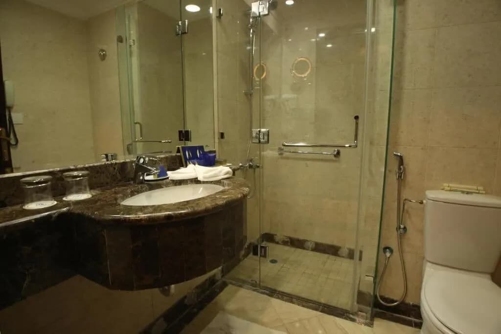 Al Aqeeq Al Rawda Hotel by Abu Al Joud – Combined shower/bathtub, towels, bathrobes, hair dryer