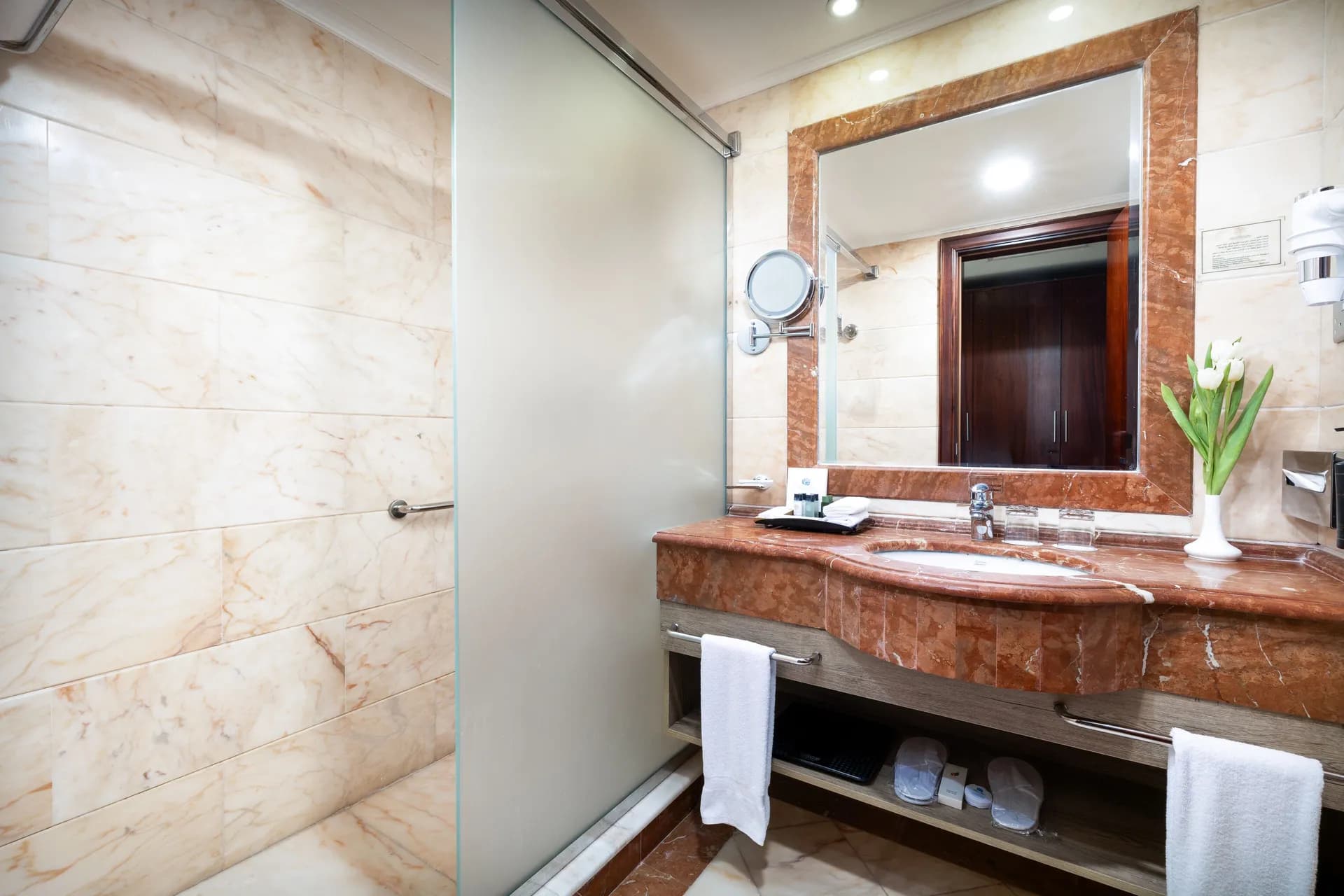 Emaar Royal Hotel – Free toiletries, deep-soaking bathtub, combined shower/bathtub